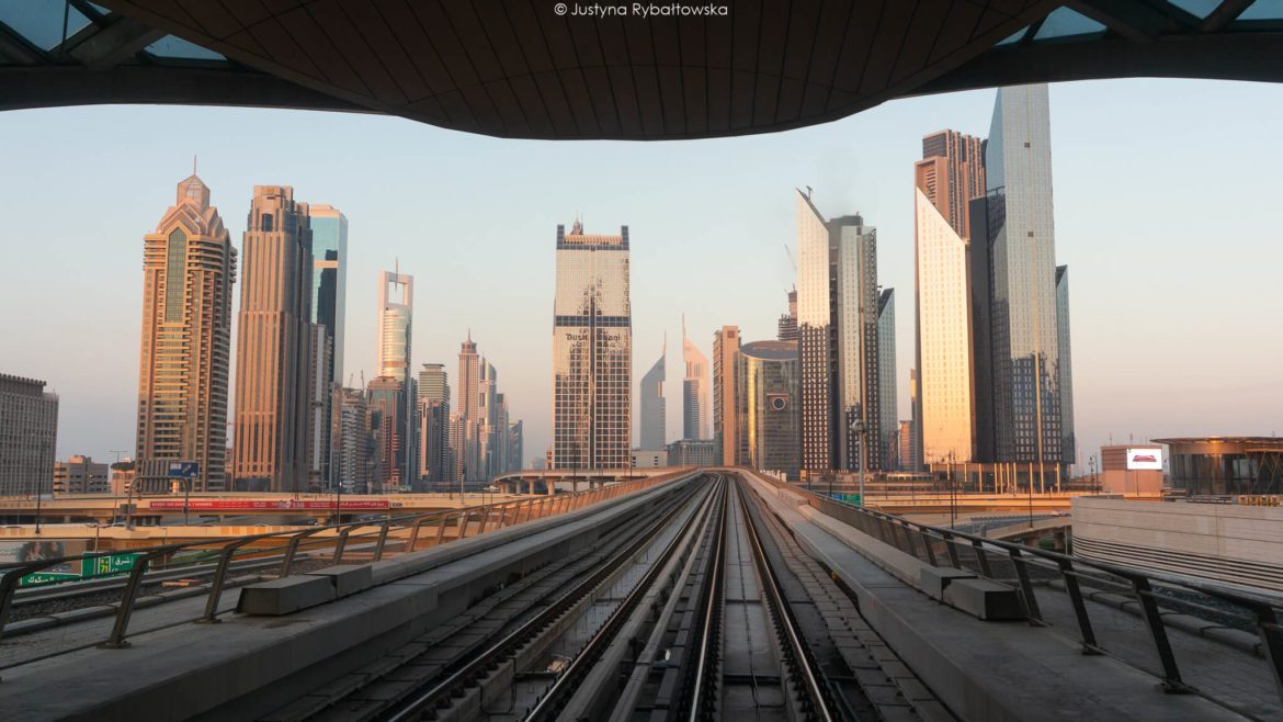 Widok na Dubaj w wagonu metra