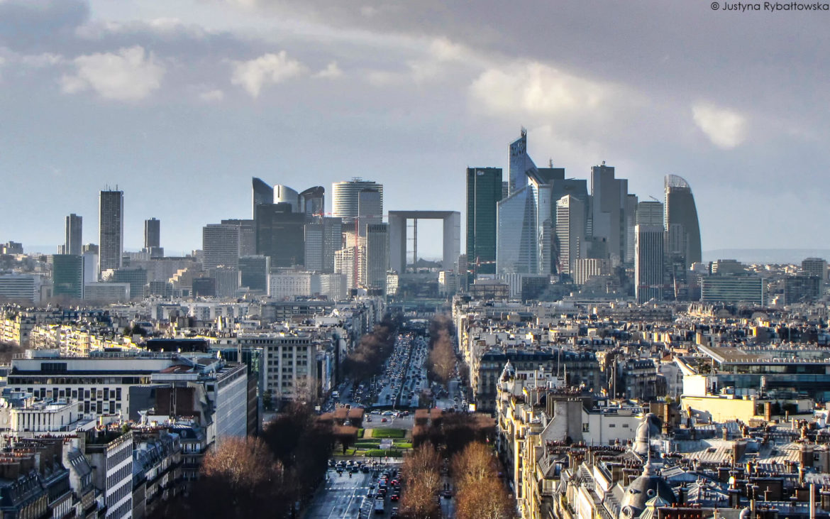 Widok z Łuku Tryumfalnego na La Defense