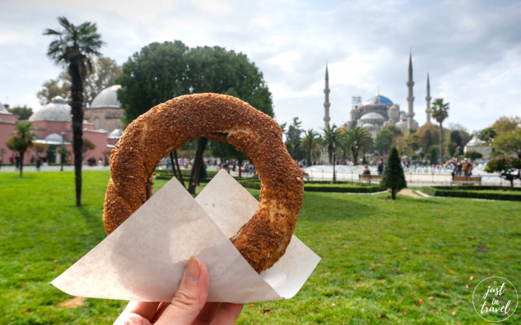 turecki-obwarzanek-simit-na-tle-blekitnego-meczetu